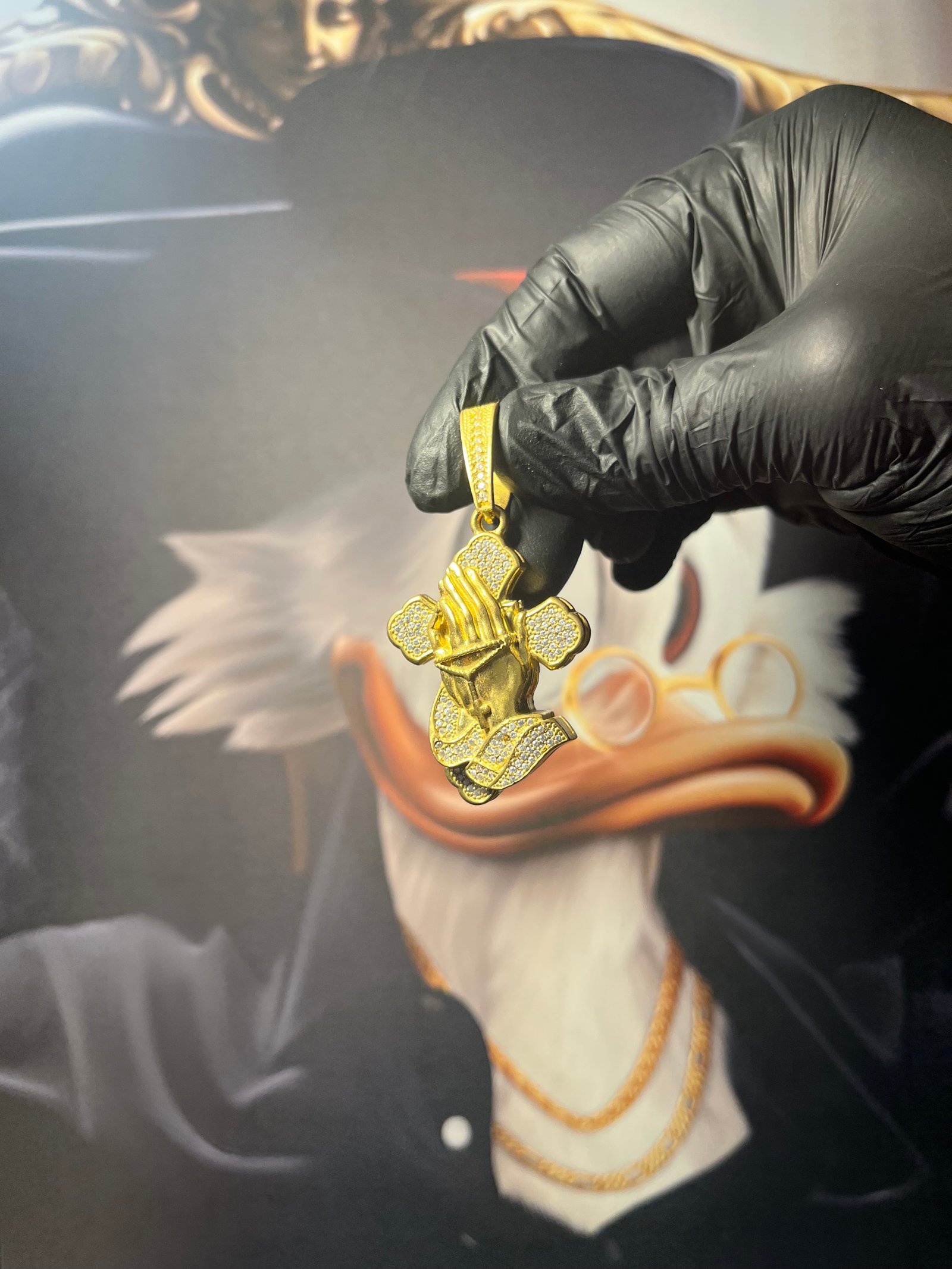 Pingente Cravejado Mãos de fé Cruz (M)