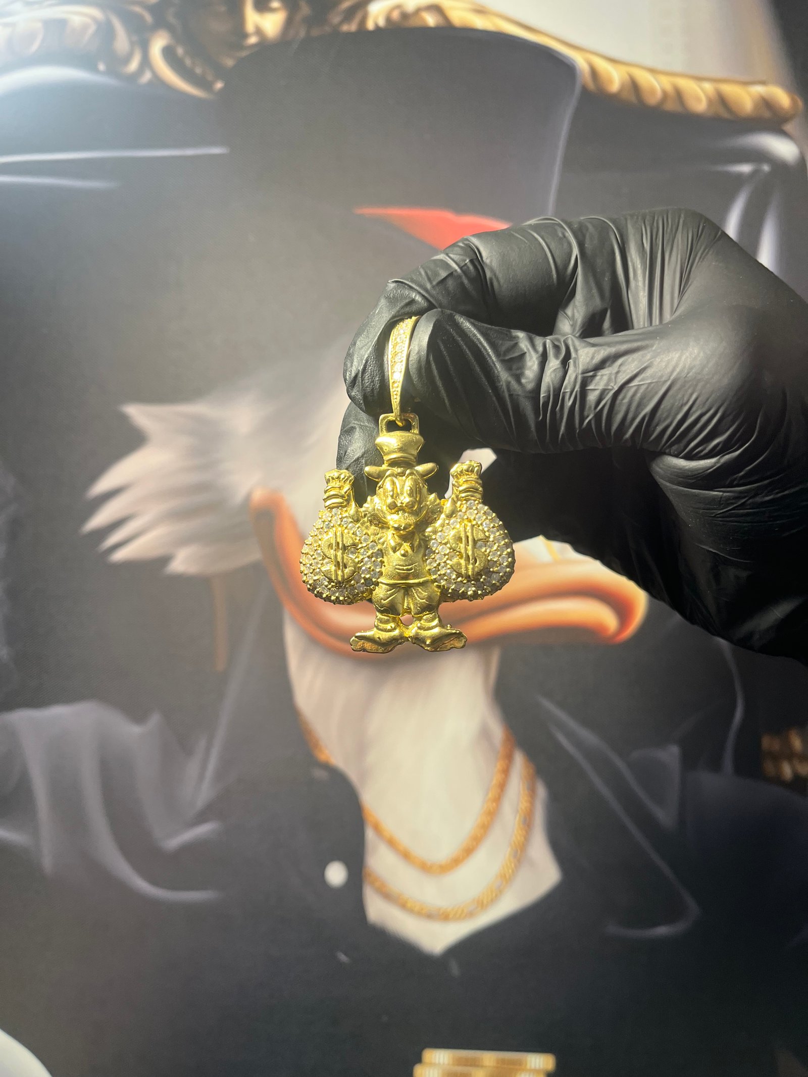 Pingente Tio patinhas Saco de dinheiro Cravejado (M)